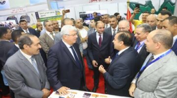 عاشور يتفقد جناح جامعة جنوب الوادي في الدورة التاسعة لمعرض التعليم العالي