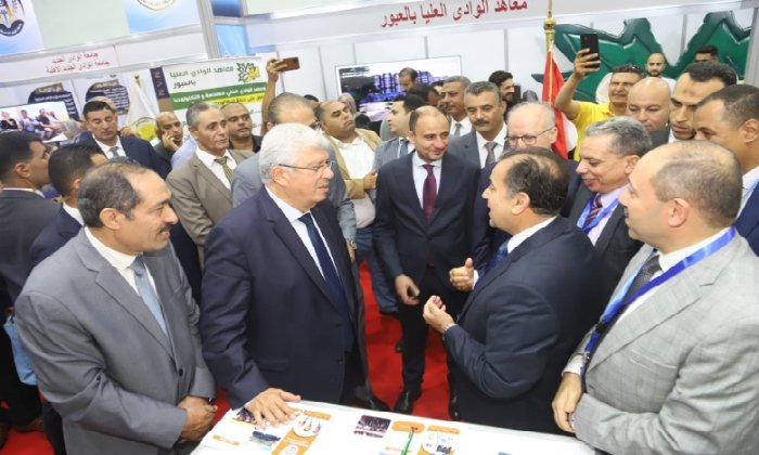 عاشور يتفقد جناح جامعة جنوب الوادي في الدورة التاسعة لمعرض التعليم العالي