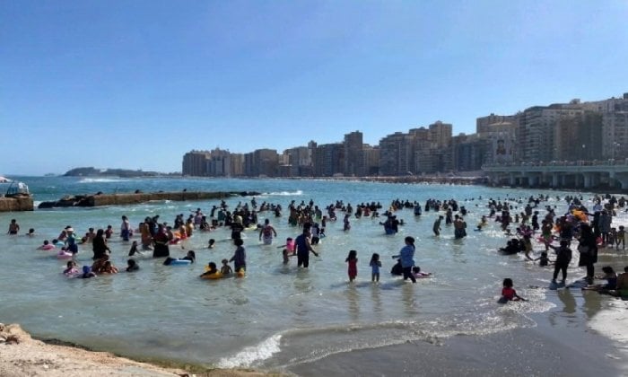 عودة الحياة إلى شواطئ الإسكندرية بعد انتهاء «ملتم أغسطس»