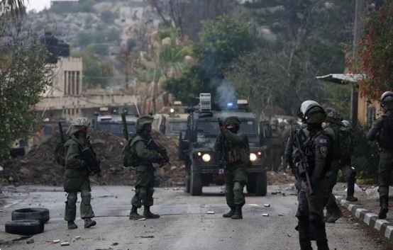 قوات الاحتلال تعتقل ما لا يقل عن 22 فلسطينيا من مدن متفرقة بالضفة الغربية