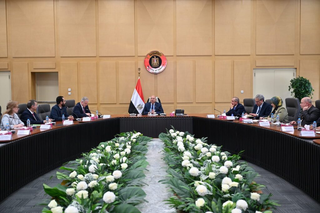 كامل الوزير يبحث مع المصنعين خفض أسعار الأسمنت وحجم الإنتاج 