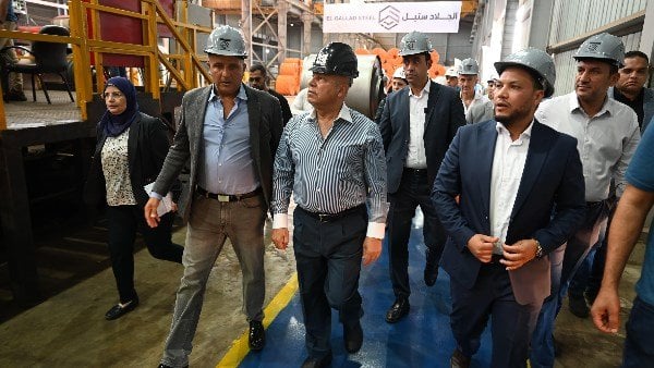 كامل الوزير يتفقد 6 مصانع متخصصة في درفلة وجلفنة الصلب وإنتاج النسيج بالعاشر