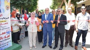 لتخفيف الأعباء عن منسوبي الجامعة.. رئيس جامعة سوهاج يفتتح معرض "أهلا مدرستي"