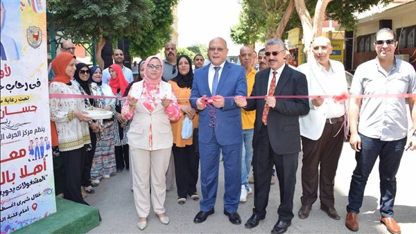 لتخفيف الأعباء عن منسوبي الجامعة.. رئيس جامعة سوهاج يفتتح معرض "أهلا مدرستي"