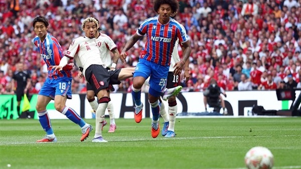 ليفربول يتقدم على كريستال بالاس 2-1 بالدرع الخيرية