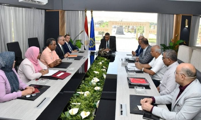 محافظ أسوان: تكاتف الجهود والعمل بروح الفريق أساس التنمية وتحسين الخدمات