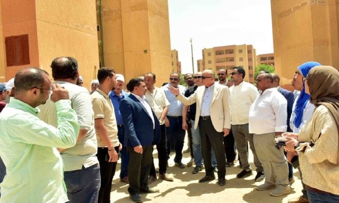 محافظ الأقصر يتفقد مشروع الإسكان الاجتماعي بمدينة الطود