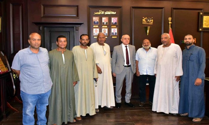 محافظ الأقصر يستقبل وفد أهالي المدامود ويعلن عن زيارة عاجلة للقرية