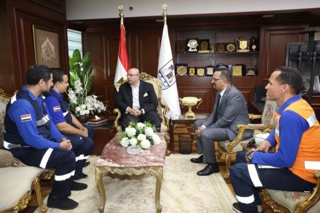 محافظ بني سويف يُكرم مسعفًا وسائقًا أعادا 1.5مليون جنيه لمصابة في حادث