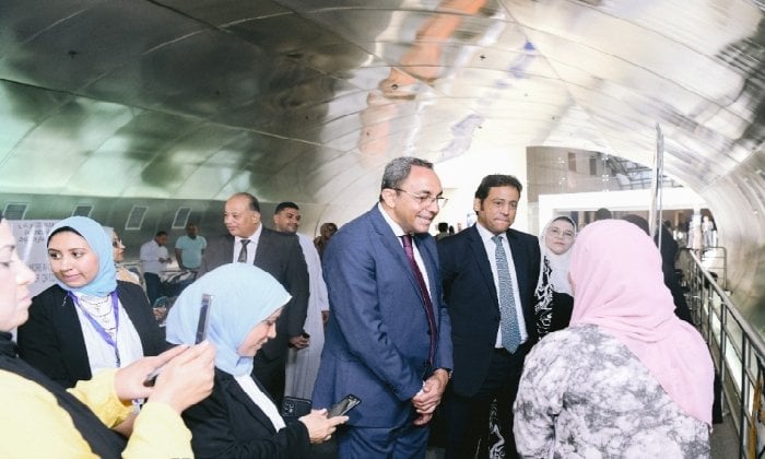 محافظ قنا ونائبه يتفقدان جناح المحافظة بمعرض الحرف التراثية بالمتحف القومي للحضارة