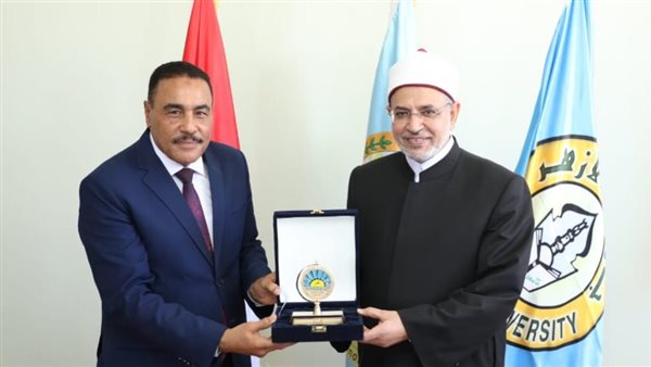 محافظ مطروح يشيد بجهود الأزهر جامعًا وجامعة في خدمة الطلاب