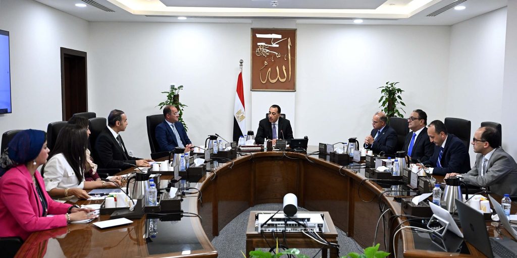 مدبولي يبحث مع رئيسي الرقابة المالية والبورصة سبل تطوير سوق رأس المال المصري