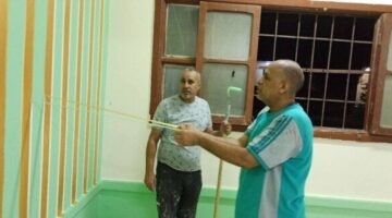 مدير مدرسة بقنا يشارك معلميه في دهان الفصول استعدادًا للعام الدراسي الجديد