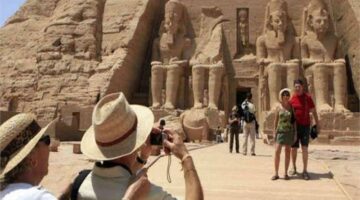 مصر تحقق رقمًا قياسيًا في السياحة: 16.5 مليون سائح وإيرادات تتجاوز 16.7 مليار دولار خلال عام واحد