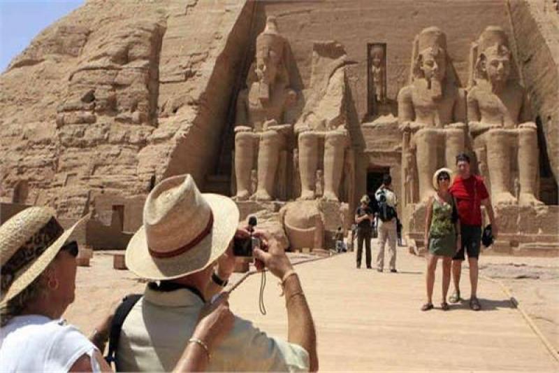 مصر تحقق رقمًا قياسيًا في السياحة: 16.5 مليون سائح وإيرادات تتجاوز 16.7 مليار دولار خلال عام واحد