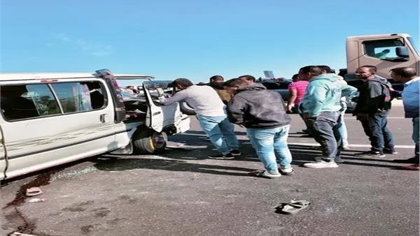 مصرع 3 أشخاص وإصابة 5 آخرين في حادث تصادم 3 سيارات أعلى الأوتوستراد