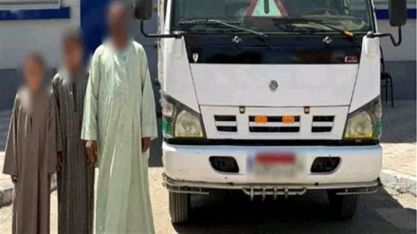 معرضا حياة المواطنين للخطر.. ضبط طالب لقيادته سيارة والده برعونة في أسيوط