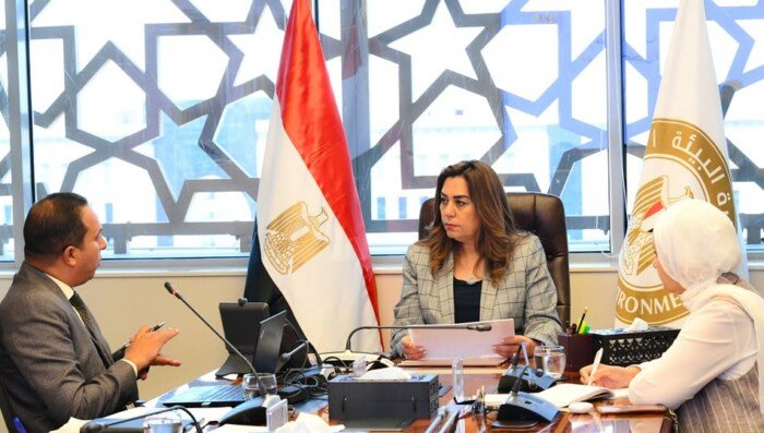 منال عوض توجه بتكثيف جهود تحسين الوضع البيئي لمصرف المحيط بالمنيا