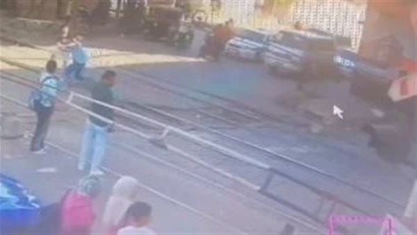 موقف بطولي لـ"عامل مزلقان" بني سويف.. ووزيرالعمل يوجه بمكافأة مالية وشكر وتقدير