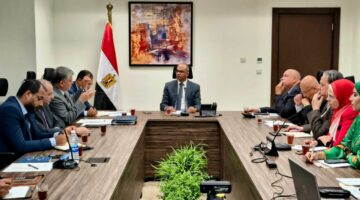 نائب وزير الإسكان يبحث تعزيز الاستفادة من محطة تحلية مياه البحر بالعين السخنة