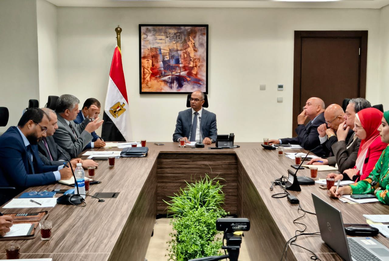 نائب وزير الإسكان يبحث تعزيز الاستفادة من محطة تحلية مياه البحر بالعين السخنة