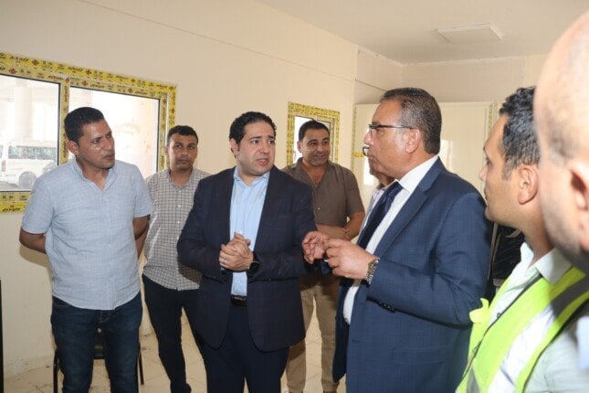 نائب وزير النقل في زيارة تفقدية لمجمع مواقف سيارات عدلي منصور ببني سويف