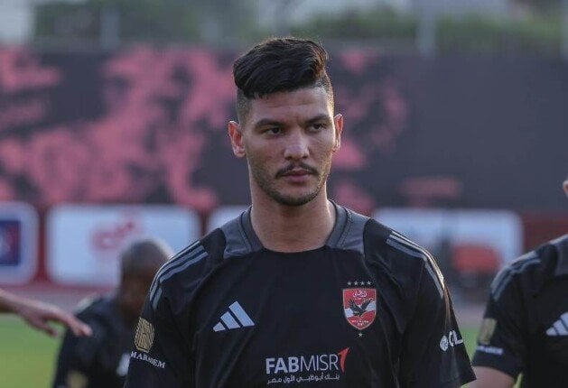 والد أشرف داري: اللاعب مستمر مع الأهلي ولم يتلقى أي عروض للرحيل