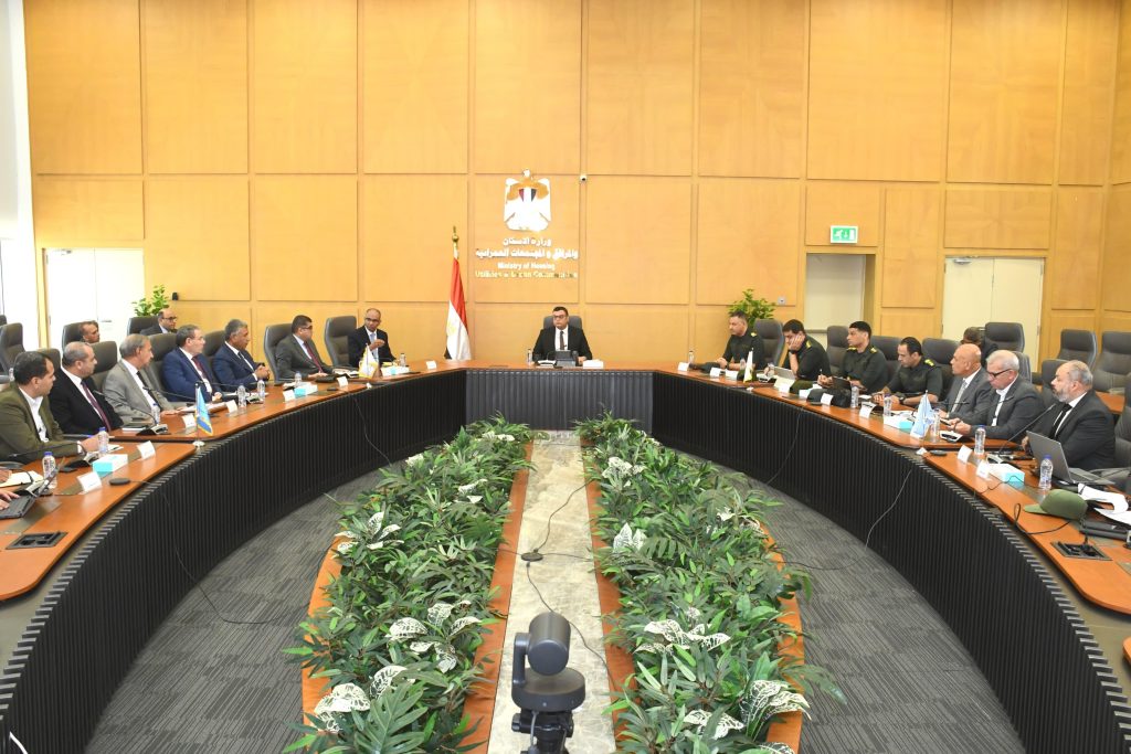 وزير الإسكان يبحث مع الهيئة الهندسية للقوات المسلحة تعزيز التعاون في مشروعات المياه والصرف الصحي