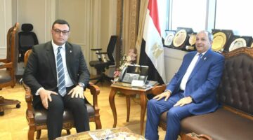 وزير الإسكان يبحث مع محافظ بورسعيد مشروعات الصرف الصحي والإسكان والتطوير العمراني