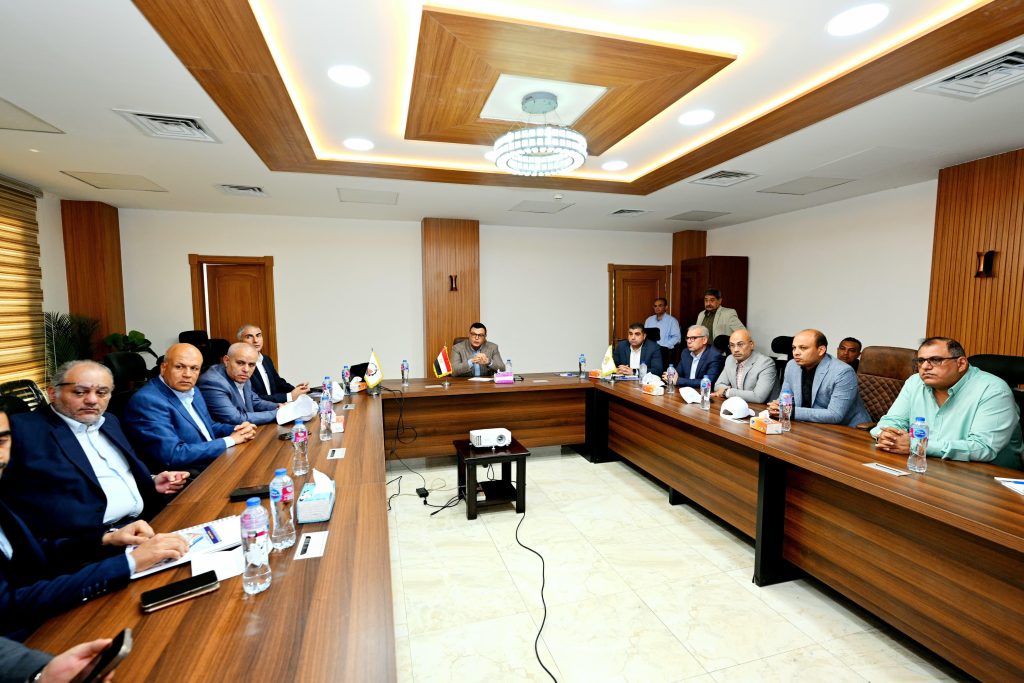 وزير الإسكان يتابع تقنين الأراضي بمدينتي العبور الجديدة والشروق ويوجه بتقارير شهرية مفصلة