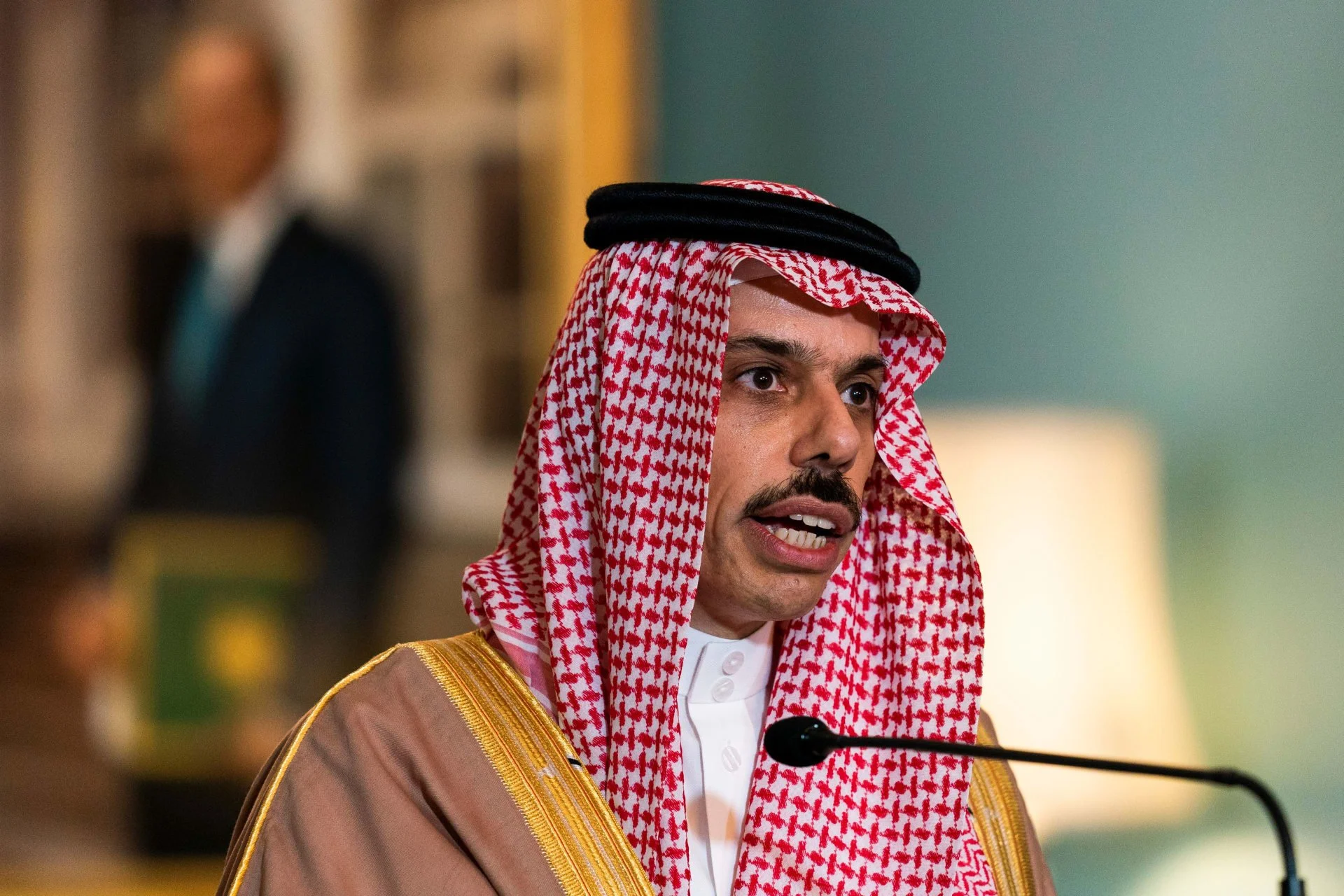 وزير الخارجية السعودي يبحث مع نظيره المصري تطورات غزة وجهود إدخال المساعدات الإنسانية