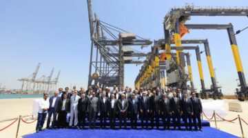 وزير الصناعة والنقل يتابع تنفيذ مشروع تطوير ميناء السخنة ويشهد احتفالية وصول أوناش عملاقة لمحطة “هاتشيسون”