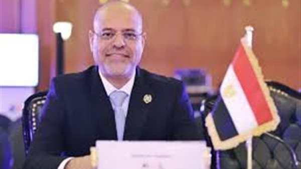 وزير العمل يتواصل مع عامل مزلقان بنى سويف وصرف مكافأة مالية له