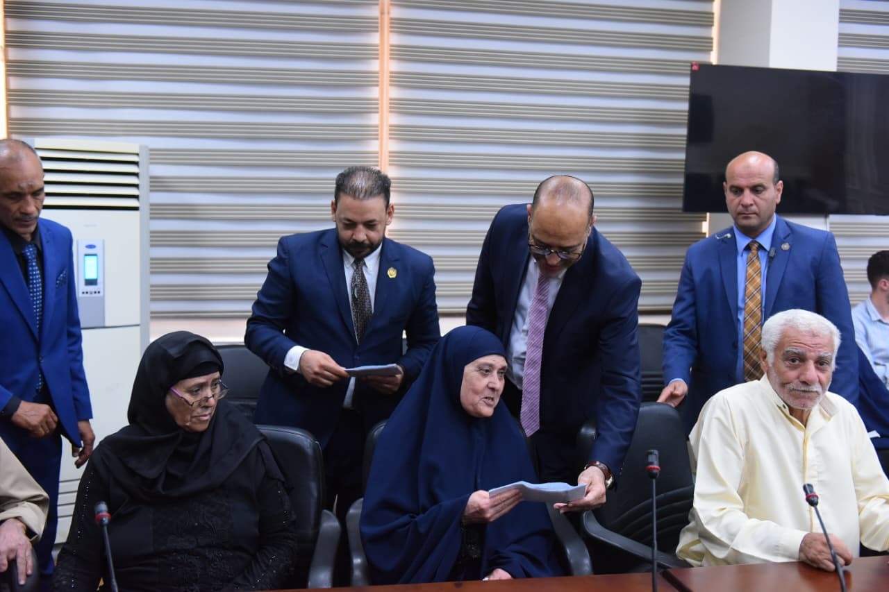 وزير العمل يسلم بطاقات بنكية للمصريين مستحقي المعاشات التقاعدية العراقية