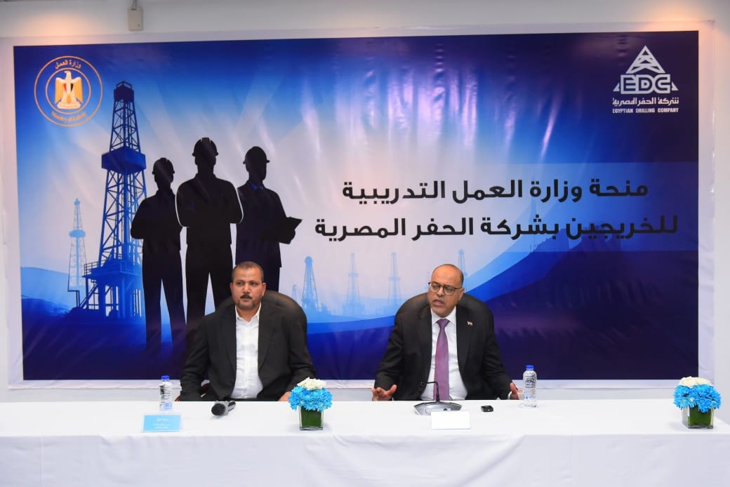 وزير العمل يسلّم 97 شهادة تدريب مجانية لخريجي دورات البترول بمركز “شركة الحفر المصرية”