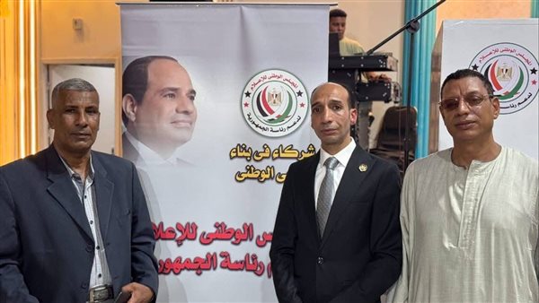 وكيل تعليم الأقصر يشهد احتفالية توزيع الزي المدرسي للتلاميذ غير القادرين بأرمنت
