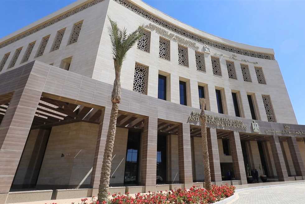 قرارات صارمة من «التعليم» بعد واقعة الاعتداء على معلم ومديرة مدرسة (تفاصيل)