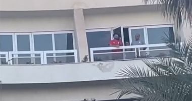محمد صلاح يداعب عروسين من غرفته بفندق إقامة المنتخب قبل لقاء إثيوبيا.. فيديو