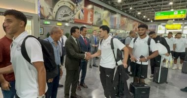 وزير الرياضة يدعم بعثة المنتخب بمطار القاهرة قبل السفر لبوركينا فاسو