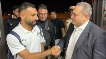 سفير مصر فى بوركينا فاسو يلتقى محمد صلاح ويشيد بالروح القتالية للمنتخب