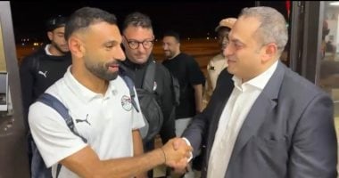 سفير مصر فى بوركينا فاسو يلتقى محمد صلاح ويشيد بالروح القتالية للمنتخب