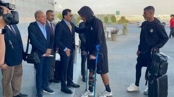 مرموش يظهر بالعكاز مع المنتخب بعد العودة للقاهرة.. صور