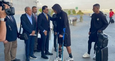 مرموش يظهر بالعكاز مع المنتخب بعد العودة للقاهرة.. صور