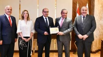 تكريم متبادل بين ياسر إدريس وخالد عباس فى إطار التعاون الأوليمبى المشترك (صور)