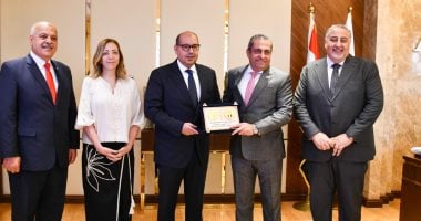 تكريم متبادل بين ياسر إدريس وخالد عباس فى إطار التعاون الأوليمبى المشترك (صور)