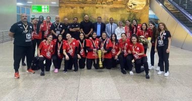 خالد فتحي يستقبل شابات اليد بطلات أفريقيا في المطار