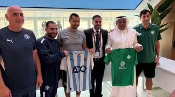 قميص وتحية وتهنئة.. لفتات مميزة بين بيراميدز والأهلى السعودى قبل المواجهة القارية