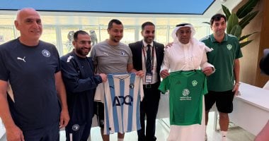 قميص وتحية وتهنئة.. لفتات مميزة بين بيراميدز والأهلى السعودى قبل المواجهة القارية