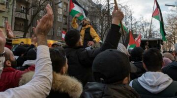 عشرات الآلاف في برلين يتظاهرون للمطالبة بوقف الحرب على غزة (تقرير)