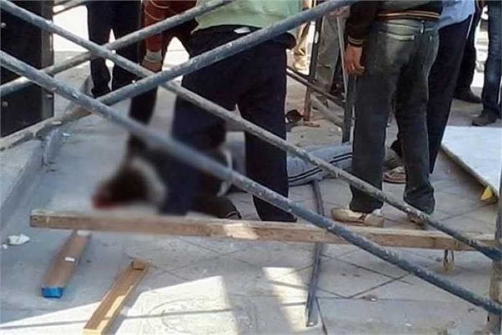 سقطت بهم سقالة.. إصابة 3 عمال أثناء أعمال ترميم مسجد في أسوان